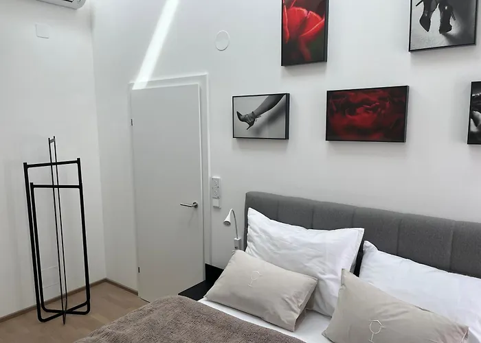 Haus Fuenf Mit 2 Und Studio-loft Mit Terrasse דירה מלק