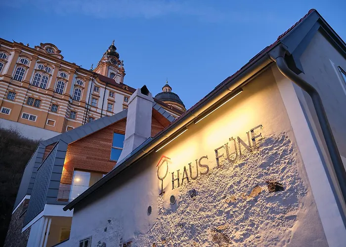 Haus Fuenf Mit 2 Und Studio-loft Mit Terrasse מלק